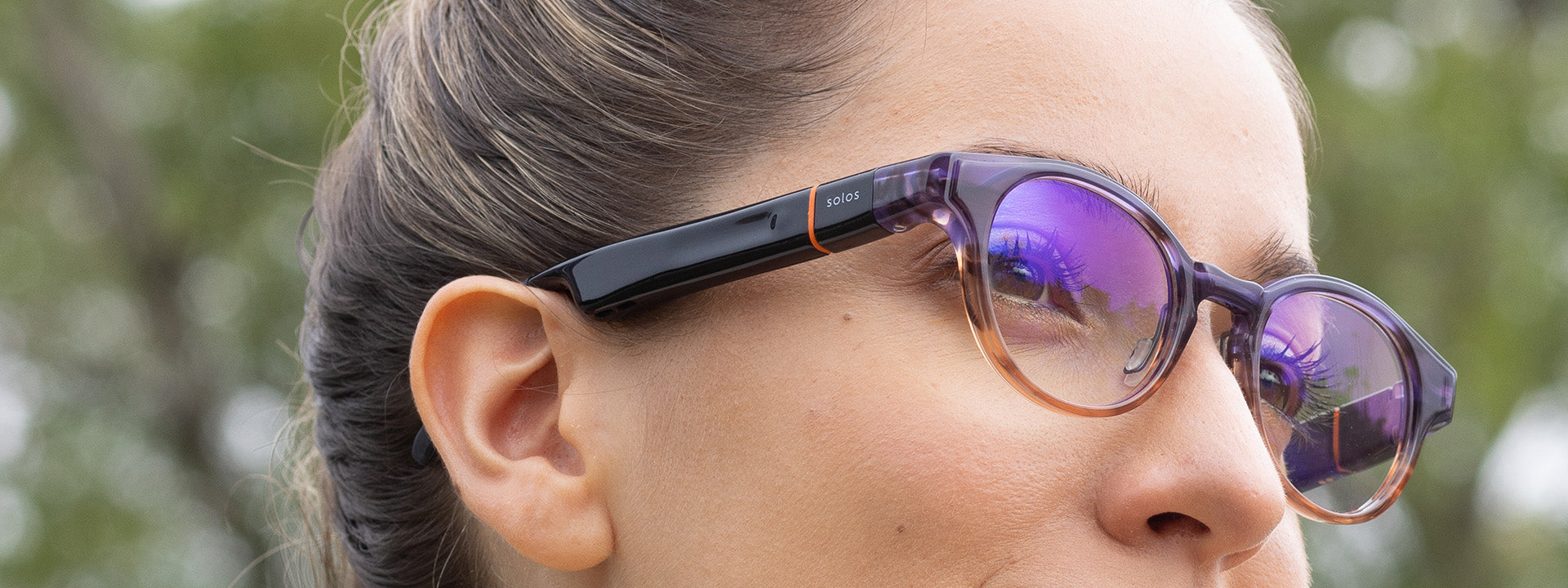 Optician glazing blue light prescription lenses into Solos smart frame